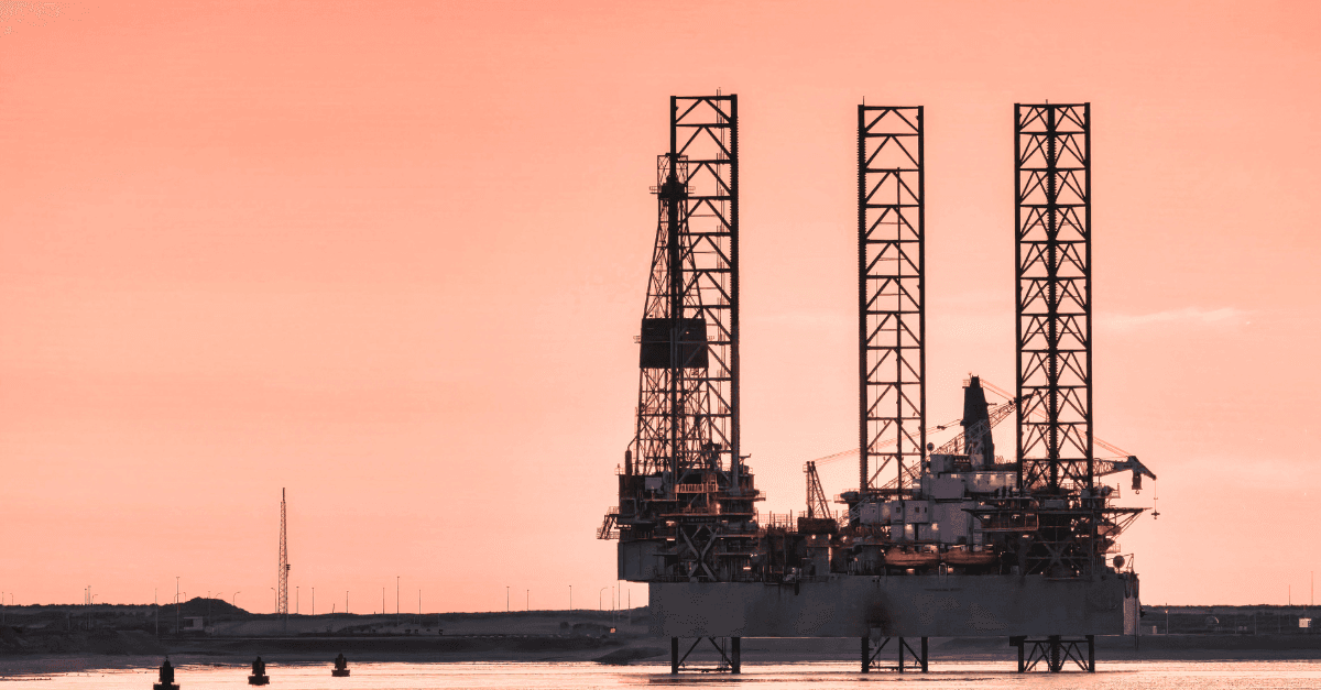 Offshore oil drilling rig at sunset - energy commodities at the centre of GCC cross-border trade flows affected by correspondent banking withdrawal